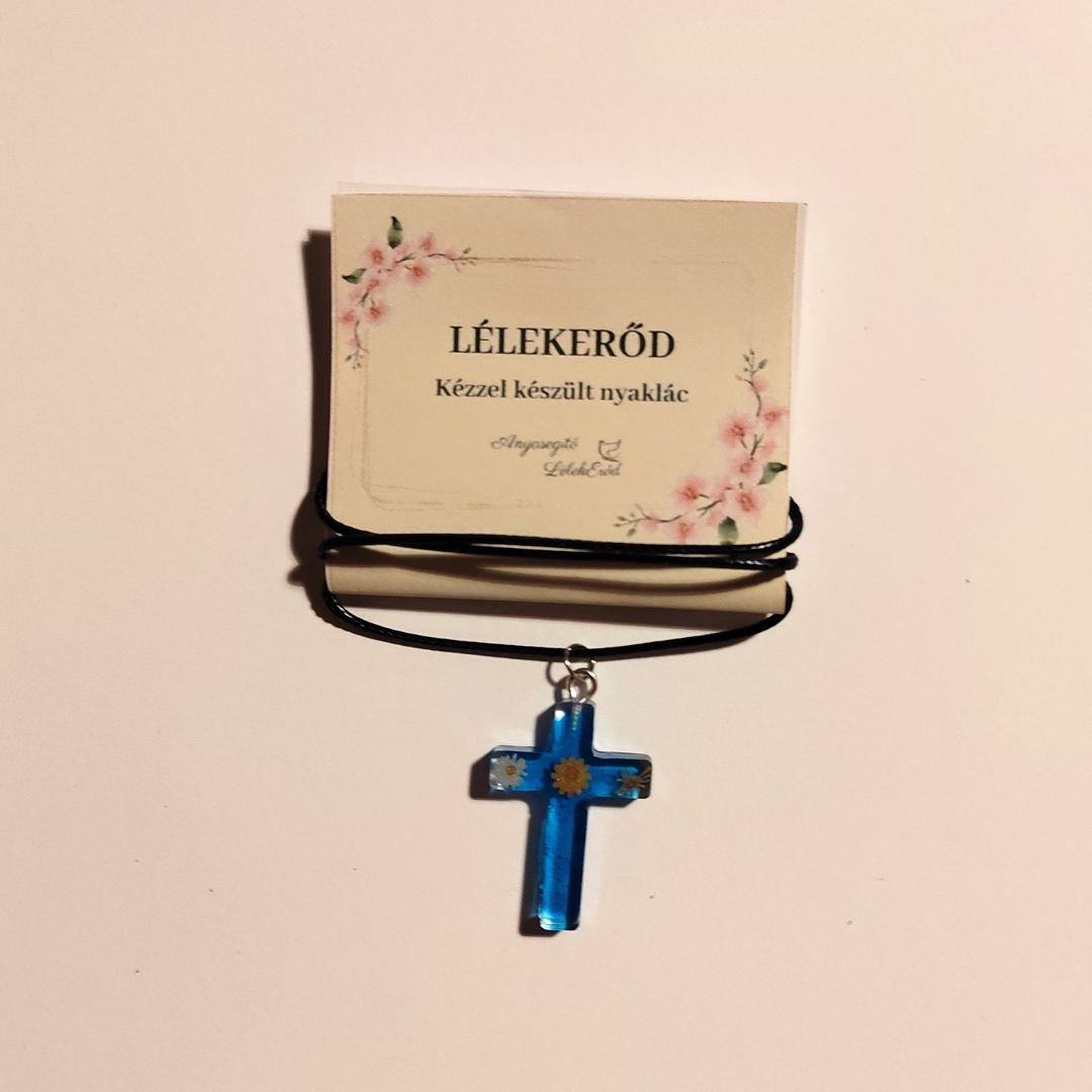 Kék kereszt medál fehér - sárga virággal, fekete zsinóron