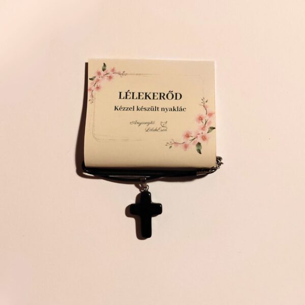 Fekete kereszt medál fekete zsinóron