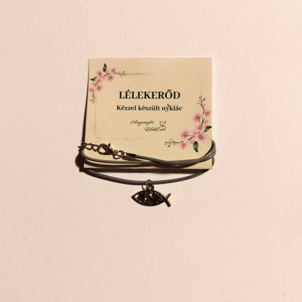 Hal medál szürke zsinóron