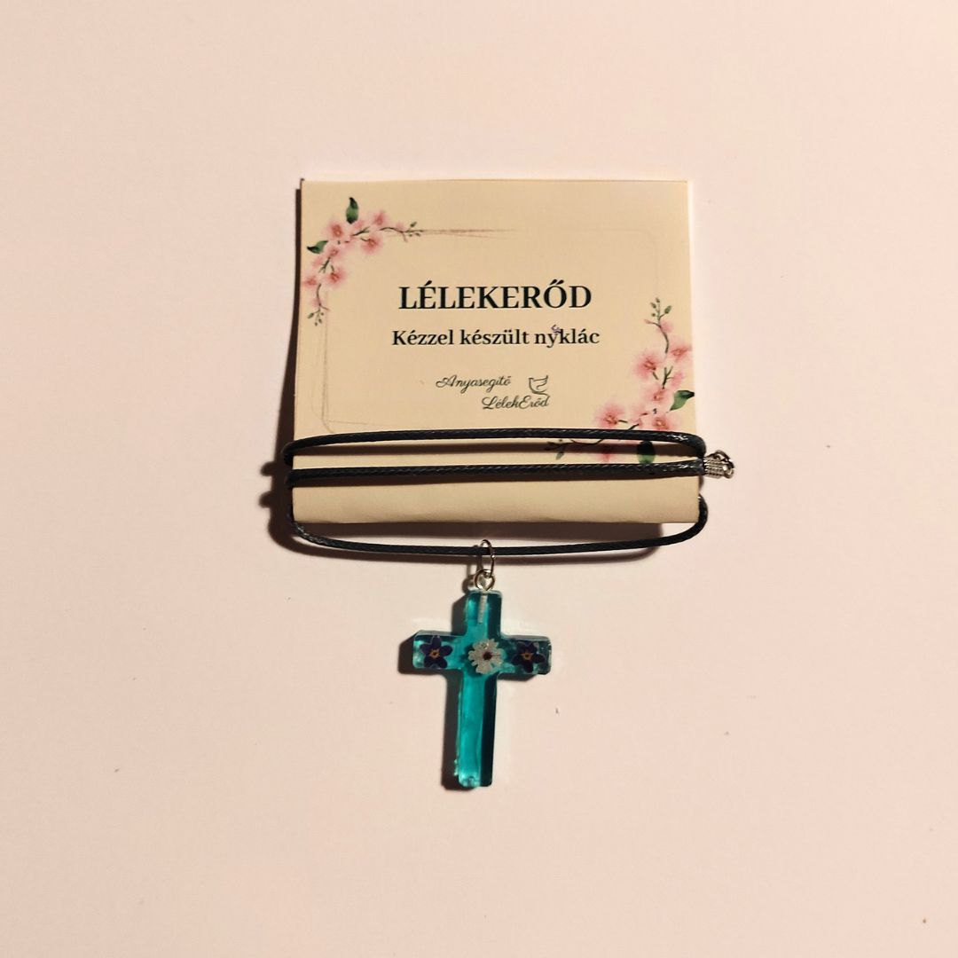 Zöld kereszt medál kék és fehér virágokkal, fekete zsinóron