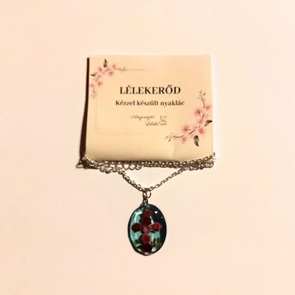 Medál rózsákból álló kereszttel, ezüst színű láncon