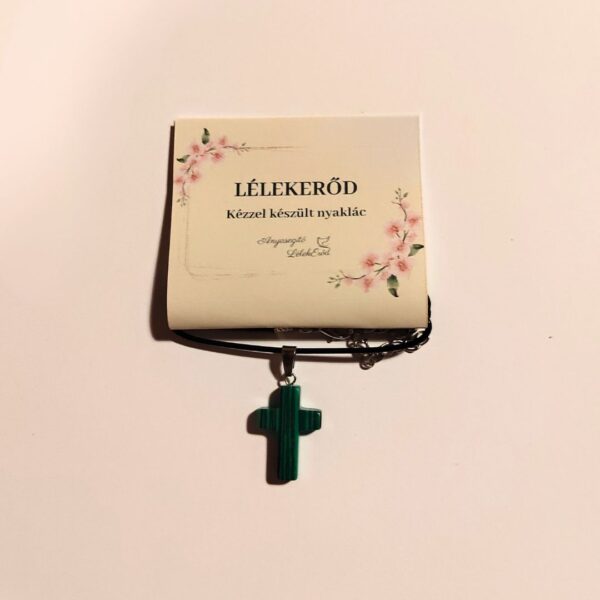 Zöld kereszt medál ásványhatású mintával, fekete zsinóron